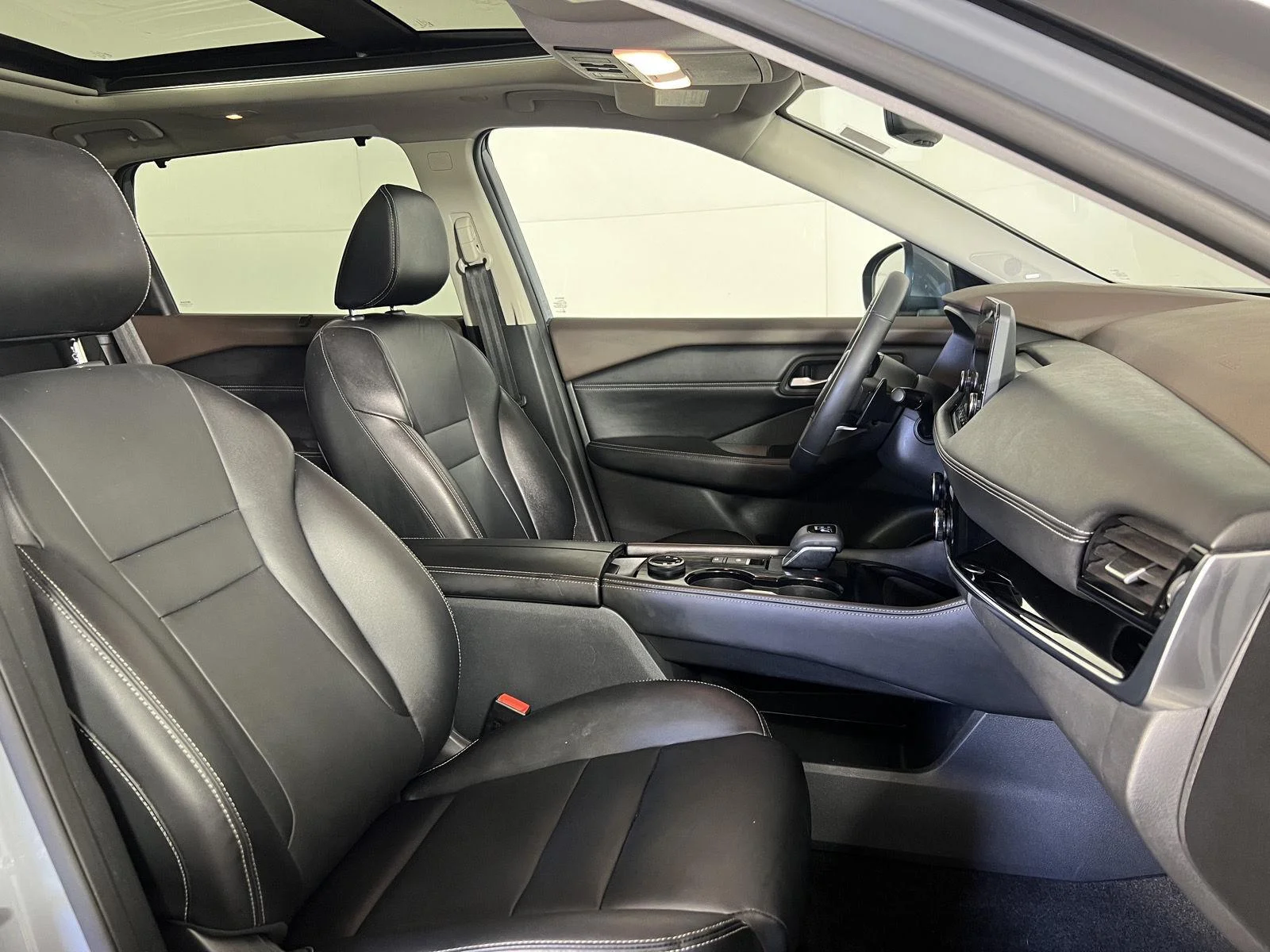 Used 2022 Boulder Gray Pearl Nissan SL image 28