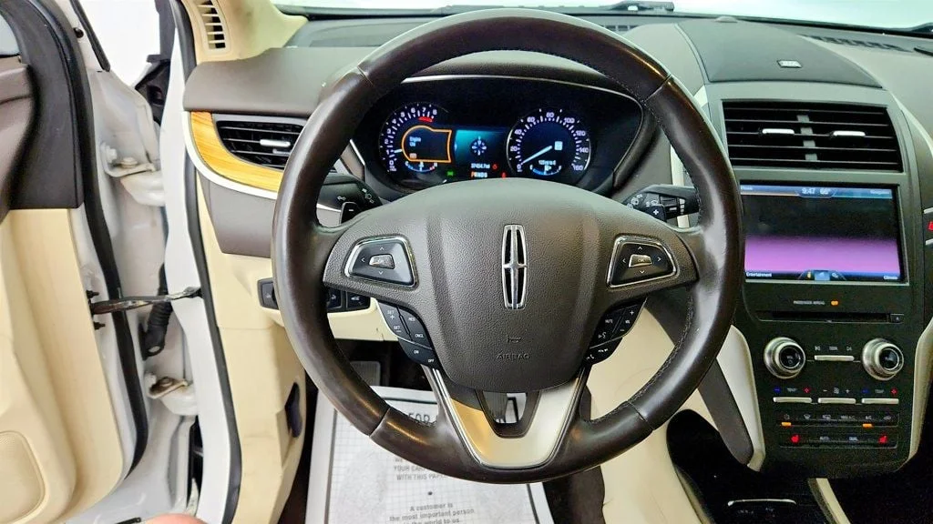 Used 2015 White Platinum Metallic Tri-Coat Lincoln AWD 4dr image 13