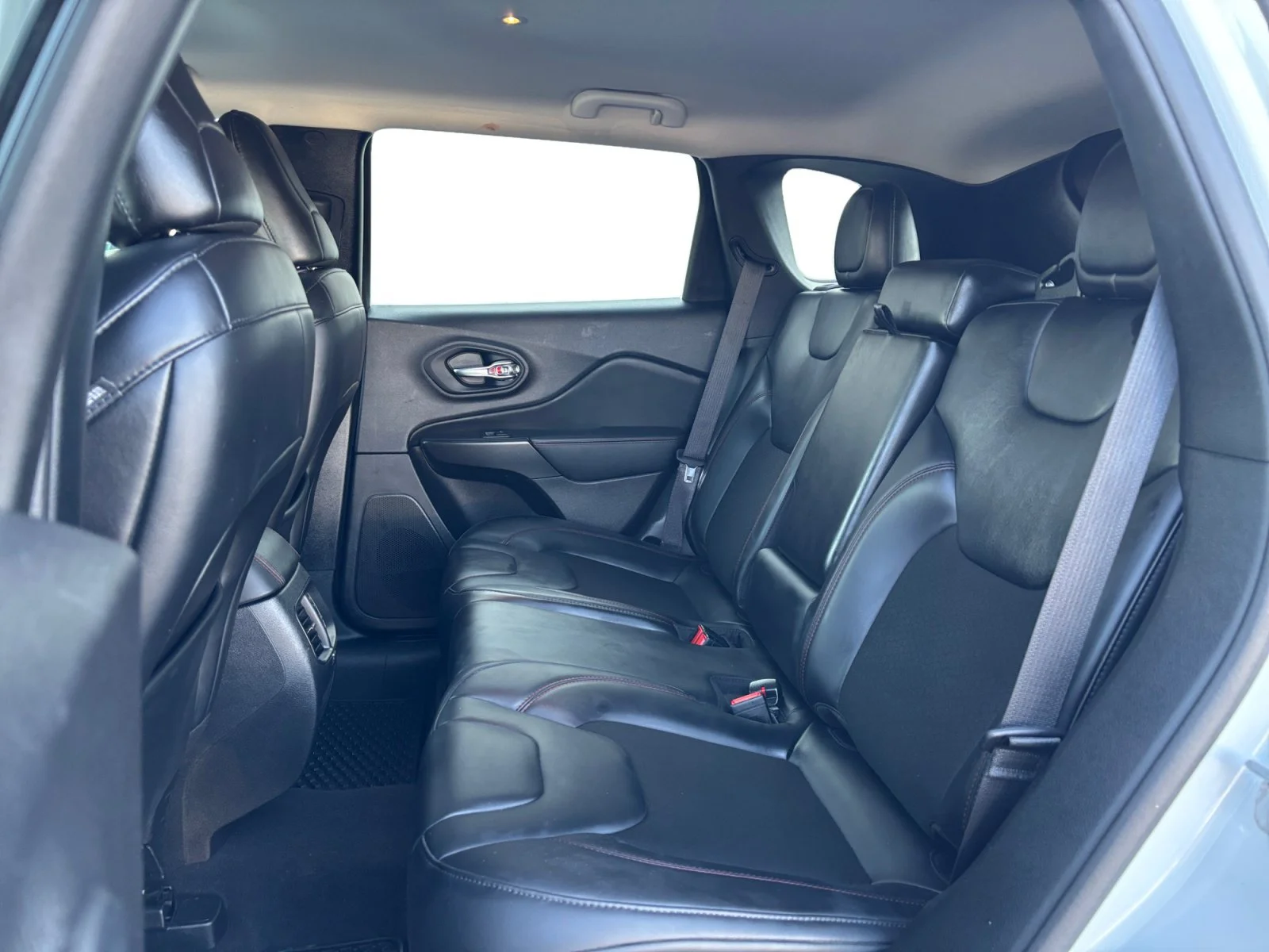 Used 2020 White Jeep Trailhawk image 16