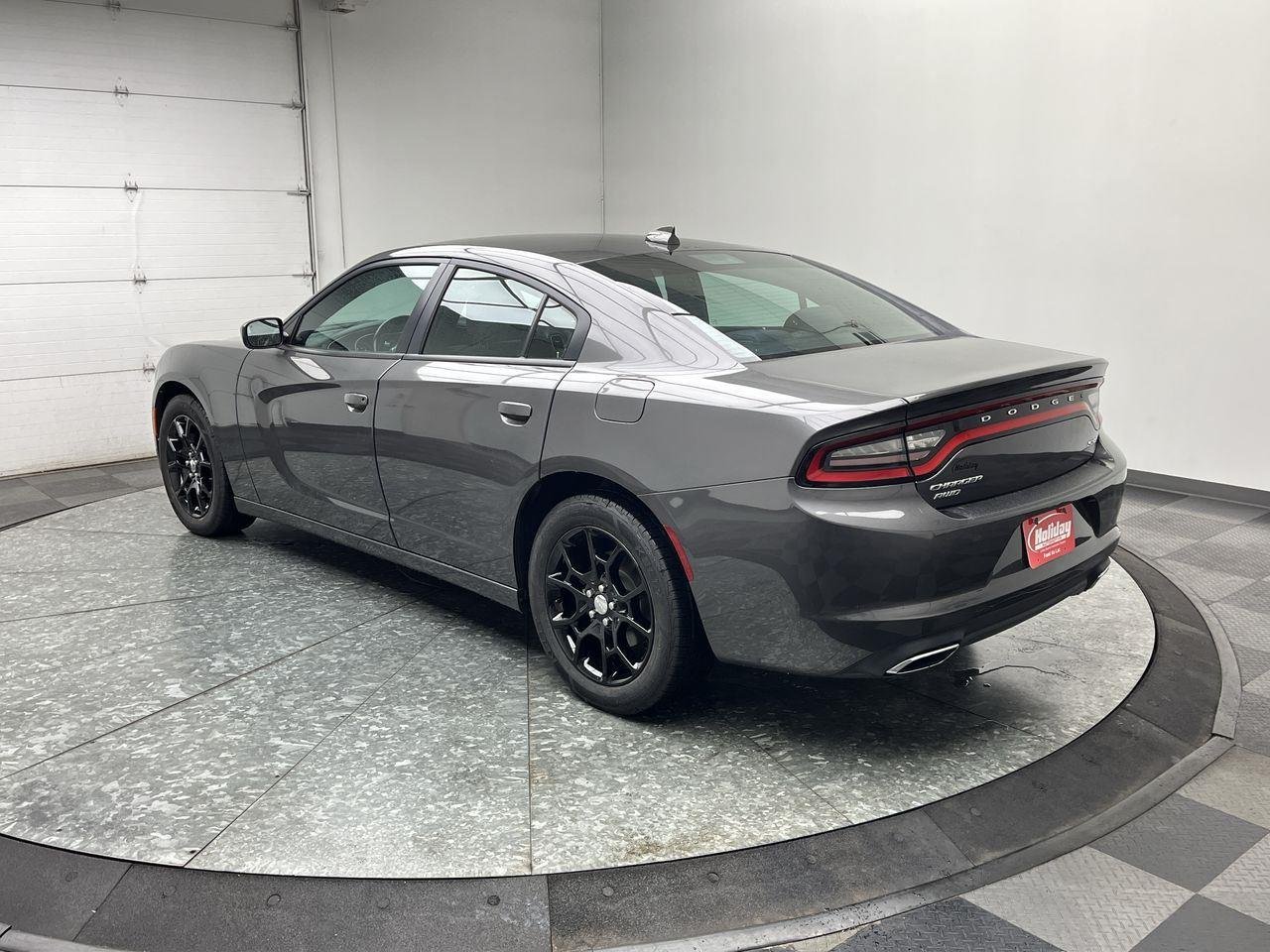 Used 2017 Granite Pearlcoat Dodge SXT image 2