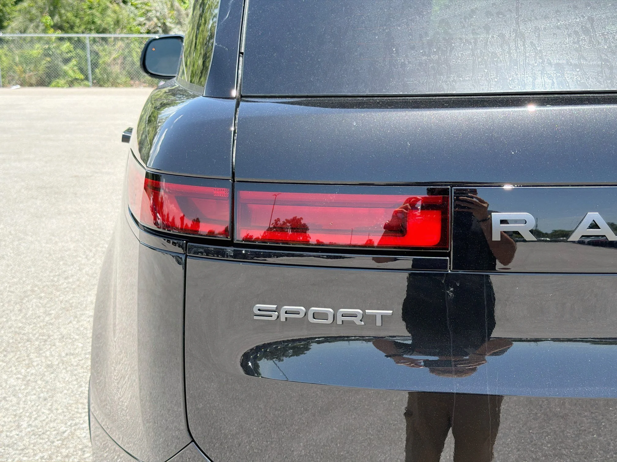 New 2026 Santorini Black Land Rover Dynamic SE image 10