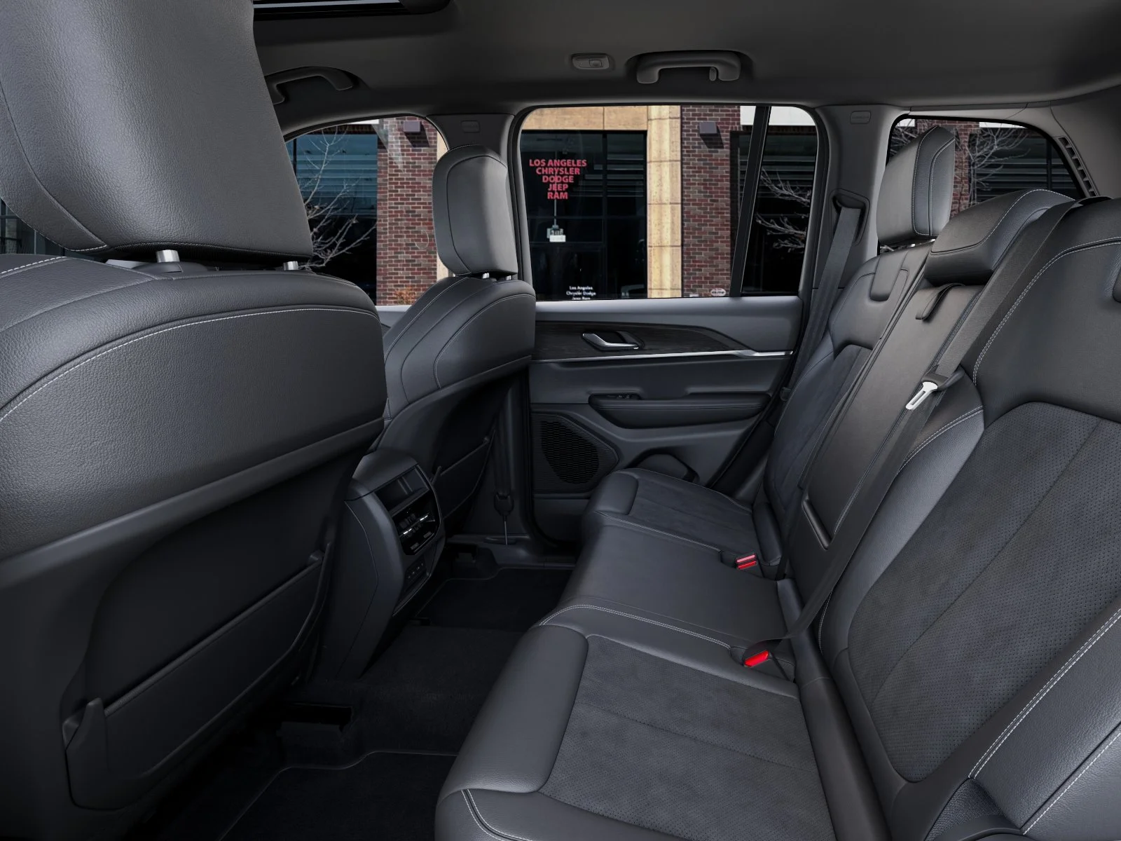 New 2026 Diamond Black Crystal Pearl-Coat Exterior Paint Jeep Altitude image 49
