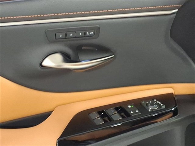 2025 Lexus ES 350 photo 4