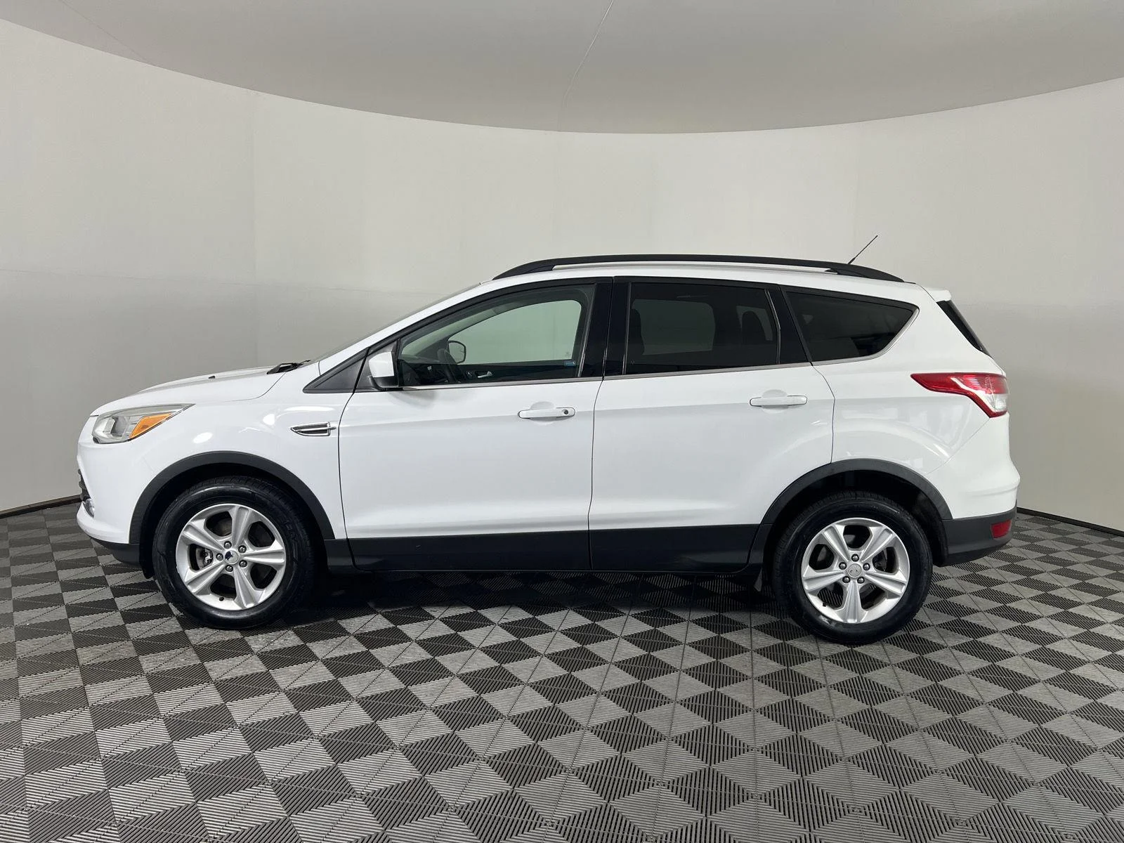 Used 2016 Wh Ford SE image 27