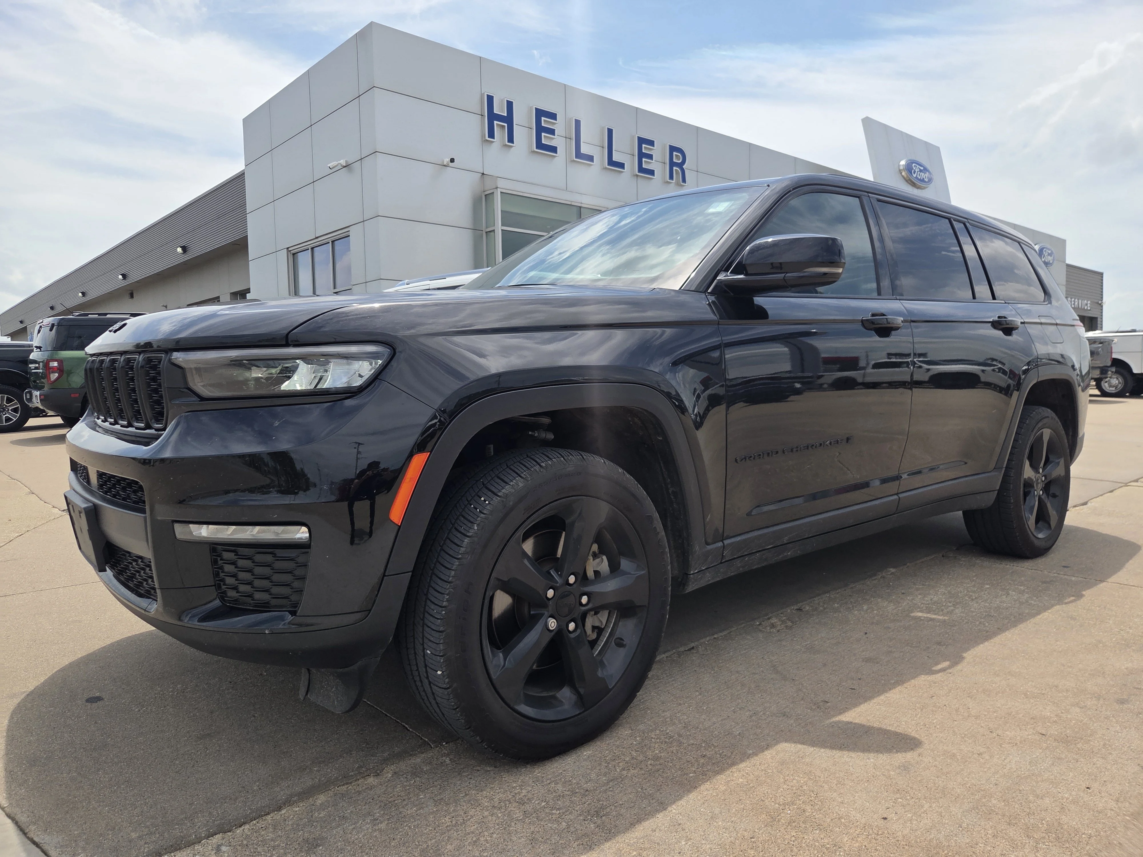 Used 2024 Diamond Black Crystal Pearlcoat Jeep Limited image 3