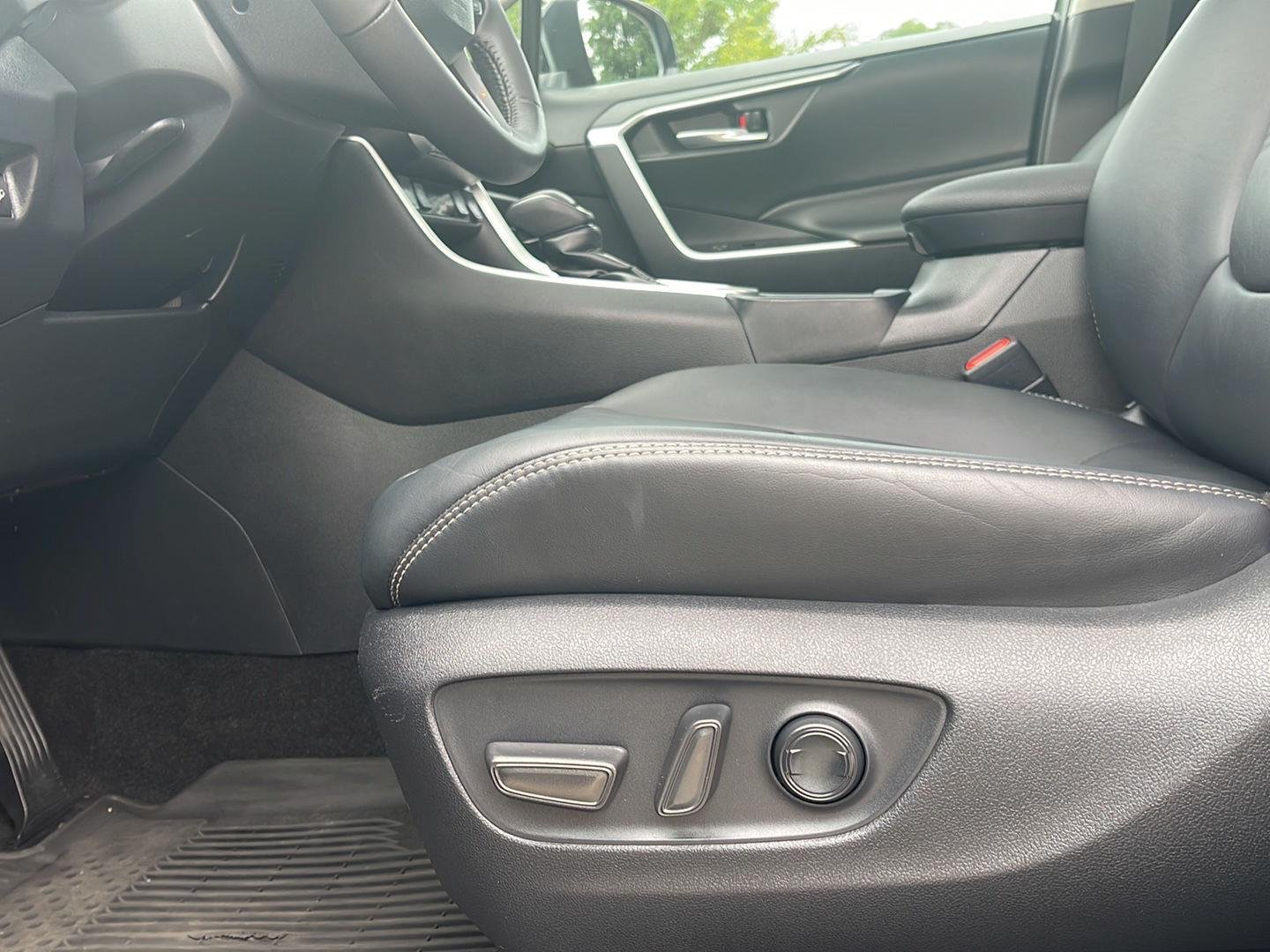 Used 2020 Midnight Black Metallic Toyota XLE Premium image 20