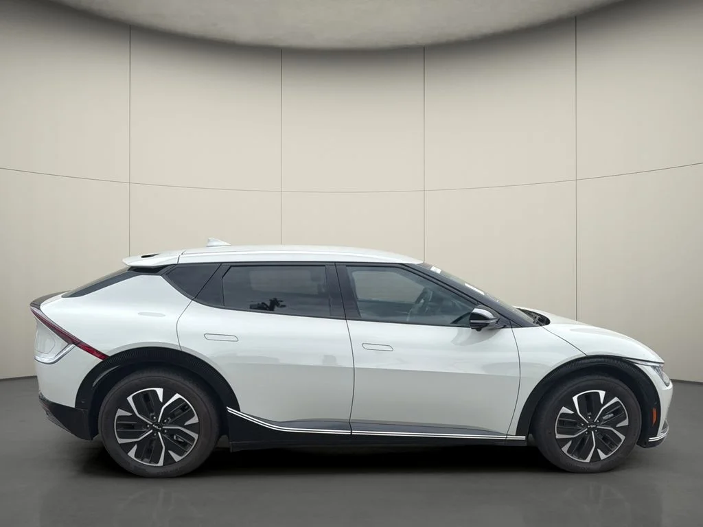 Used 2023 White Kia Wind image 8