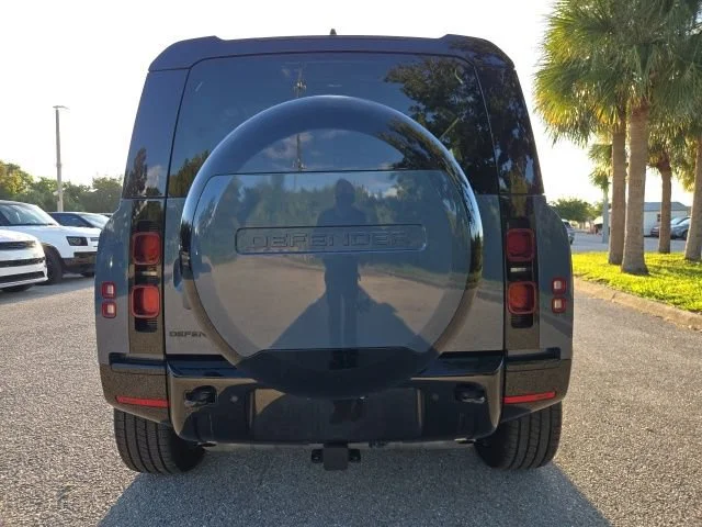 Used 2024 Blue Land Rover X-Dynamic SE image 4