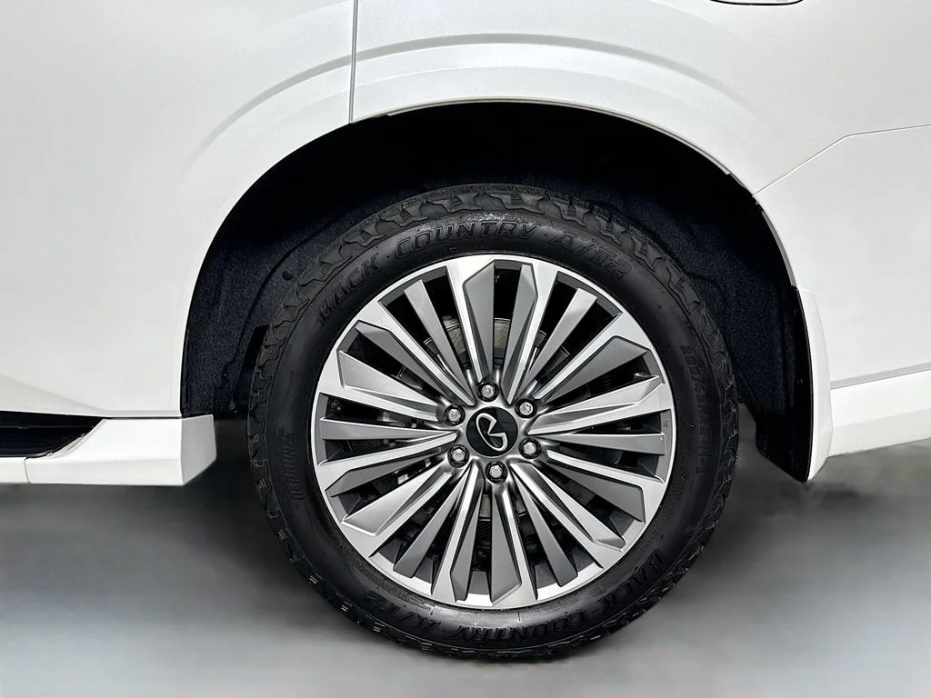 Used 2025 White INFINITI LUXE image 34
