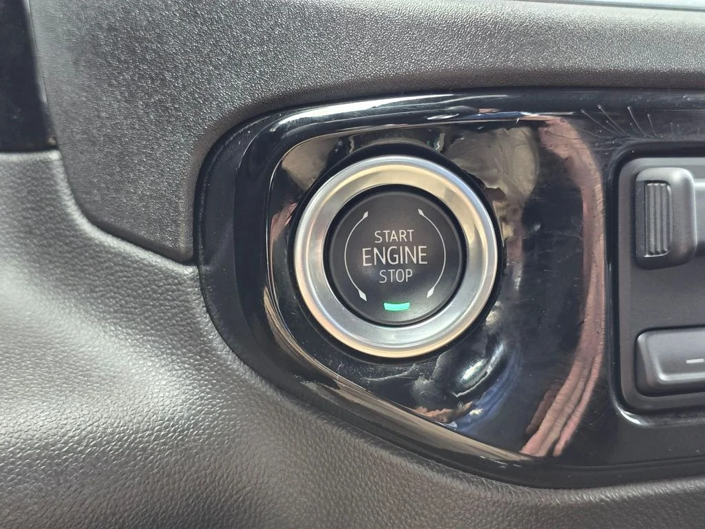 Used 2025 Sterling Metallic GMC SLE image 34