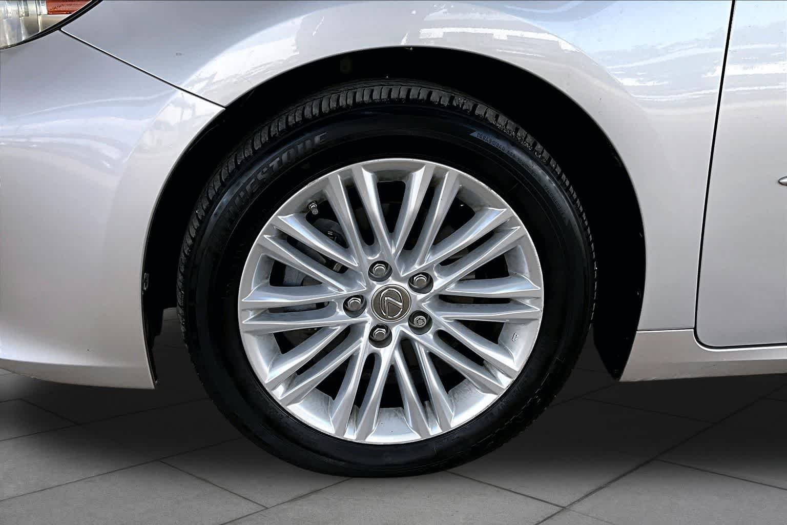 Used 2013 Silver Lining Metallic Lexus 4dr Sdn image 10