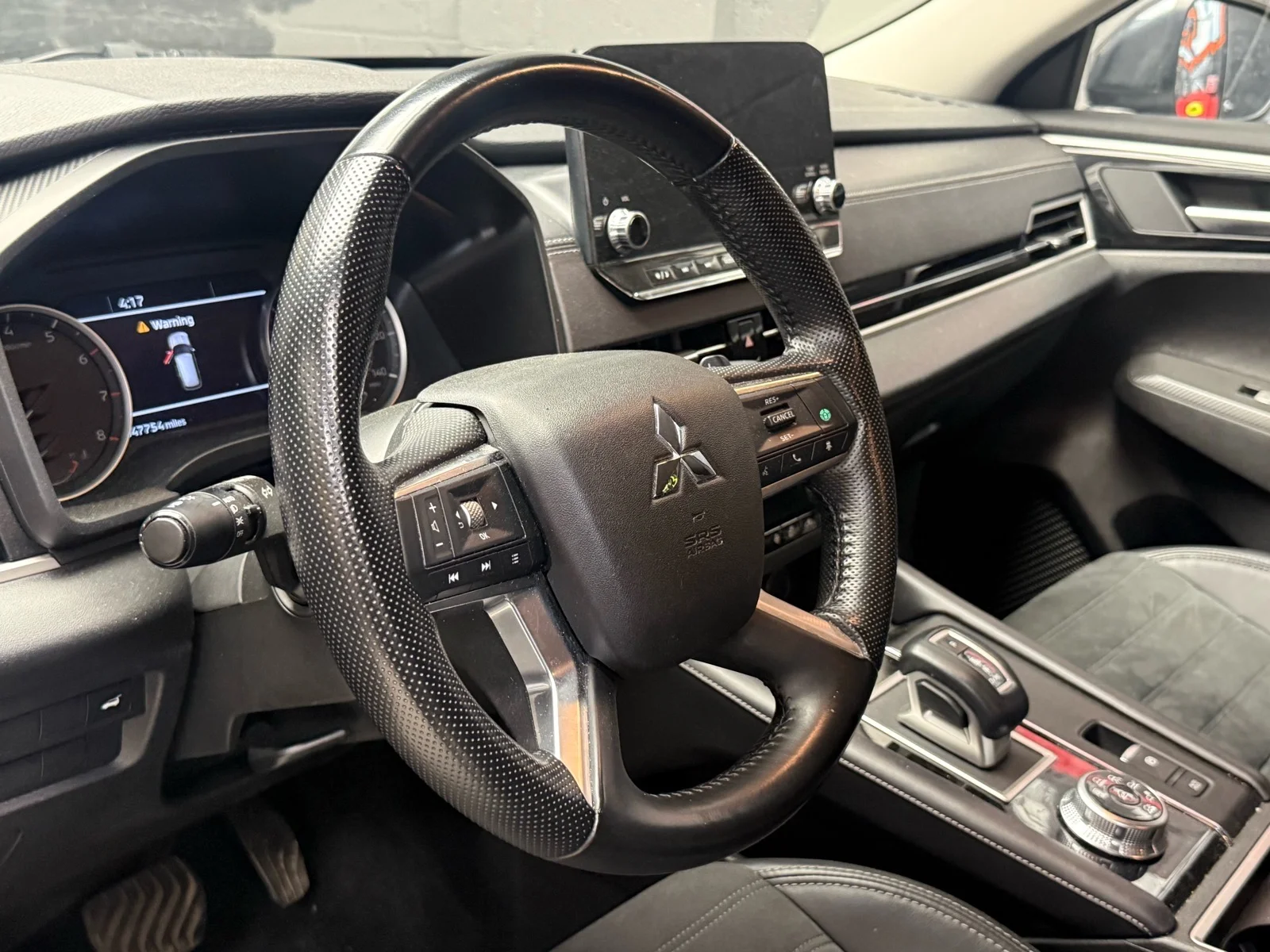 Used 2024 Graphite Gray Metallic (u28) Mitsubishi SE image 9