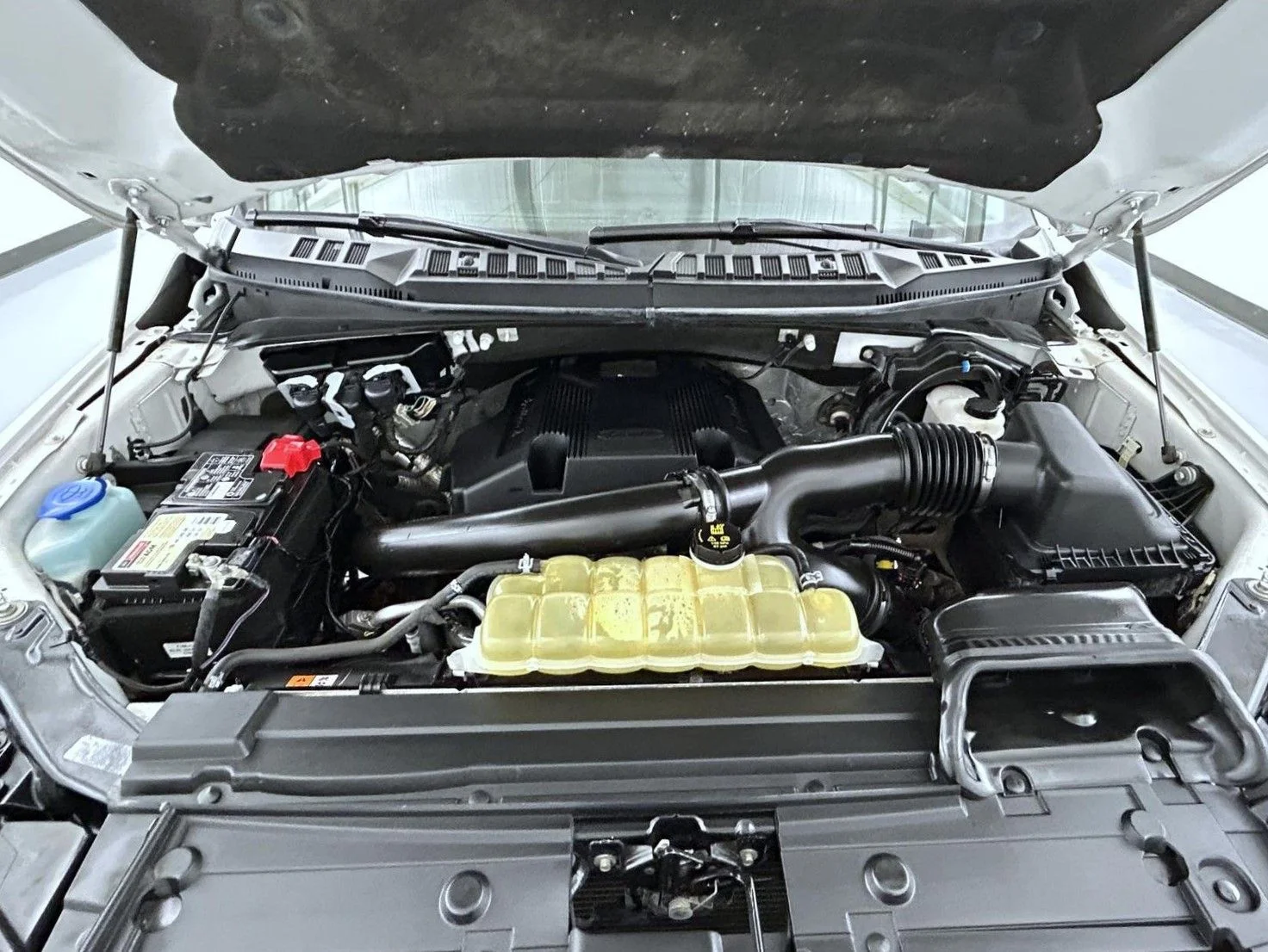 Used 2020 White Ford Lariat image 24