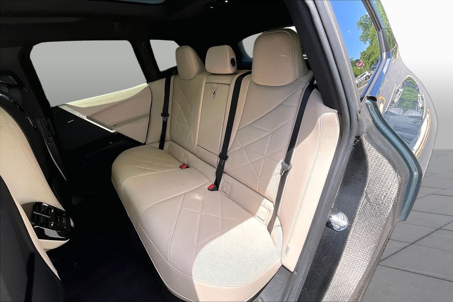 Used 2023 Blue Ridge Mountain Metallic BMW xDrive50 image 21