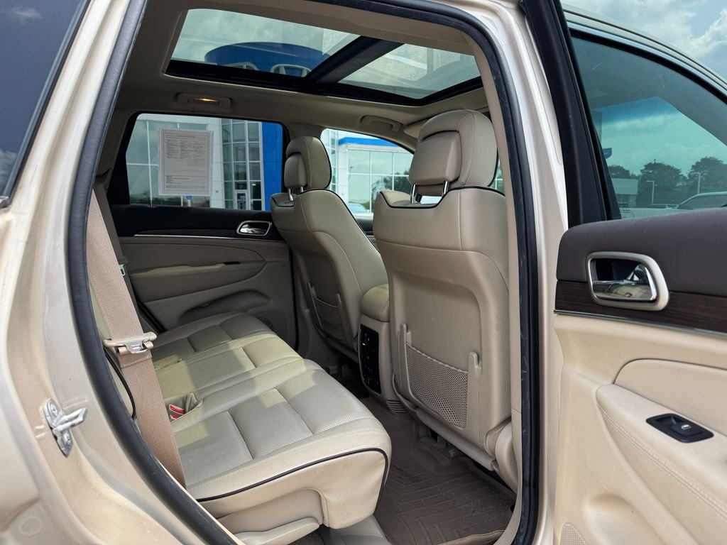 Used 2014 Cashmere Jeep Overland image 9