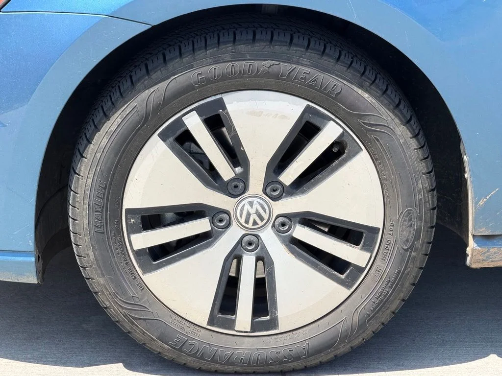 Used 2016 Blue Volkswagen SE image 6