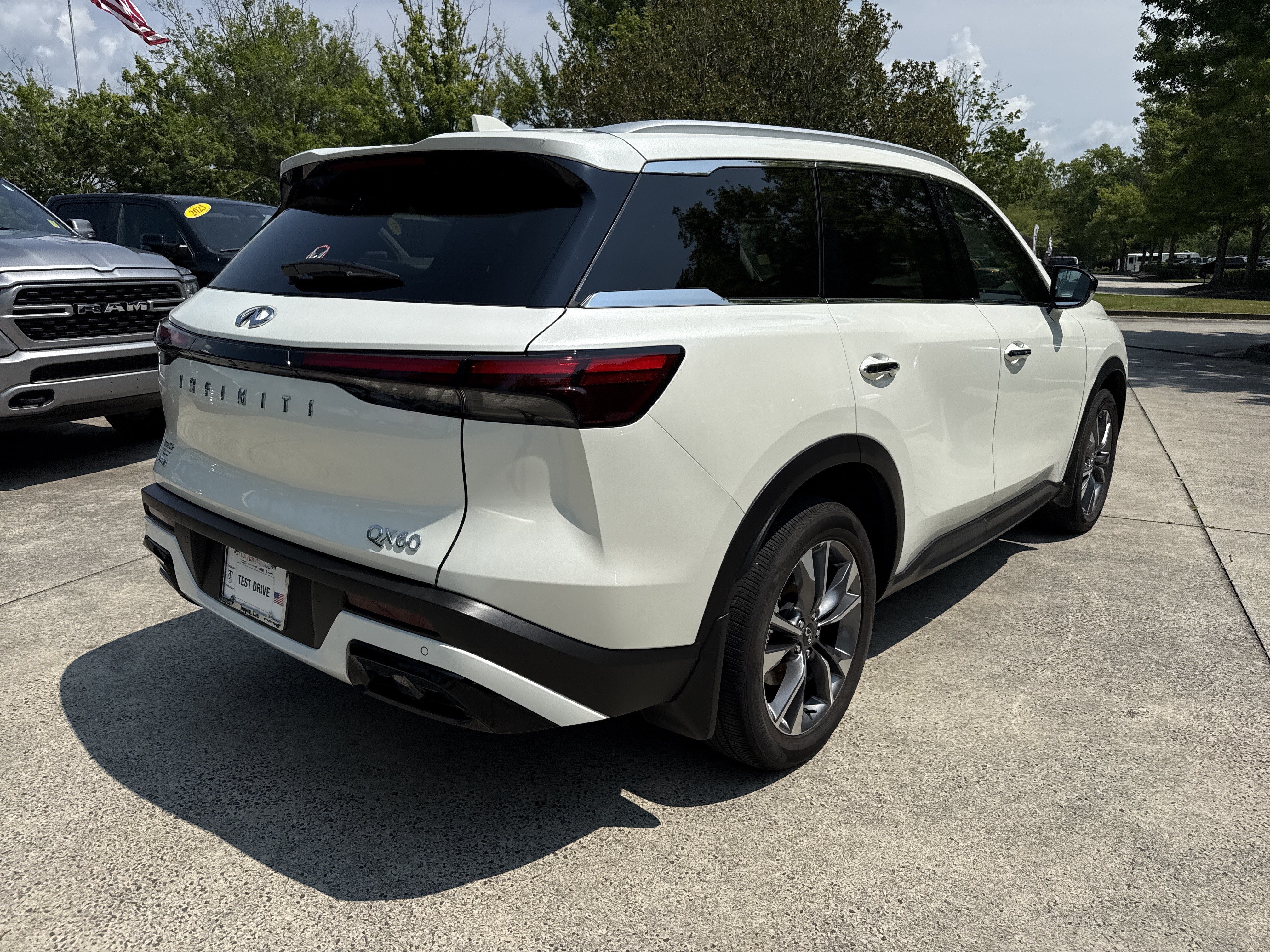 Used 2023 Majestic White INFINITI LUXE image 10