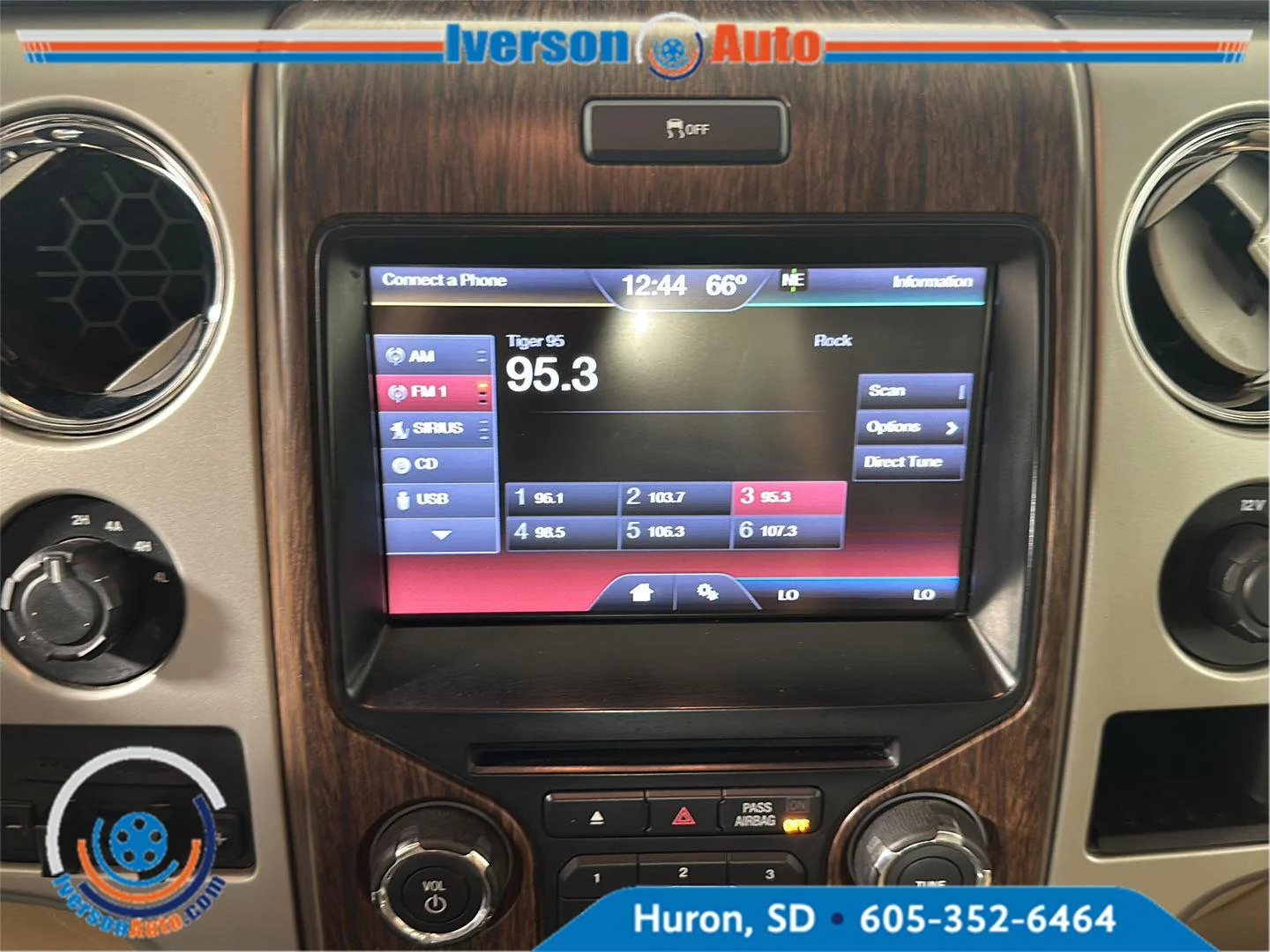 Used 2013 Green Gem Metallic/Pale Adobe Metallic Ford Lariat image 17