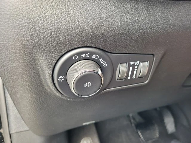 New 2026 Diamond Black Crystal Pearlcoat Jeep Latitude image 21