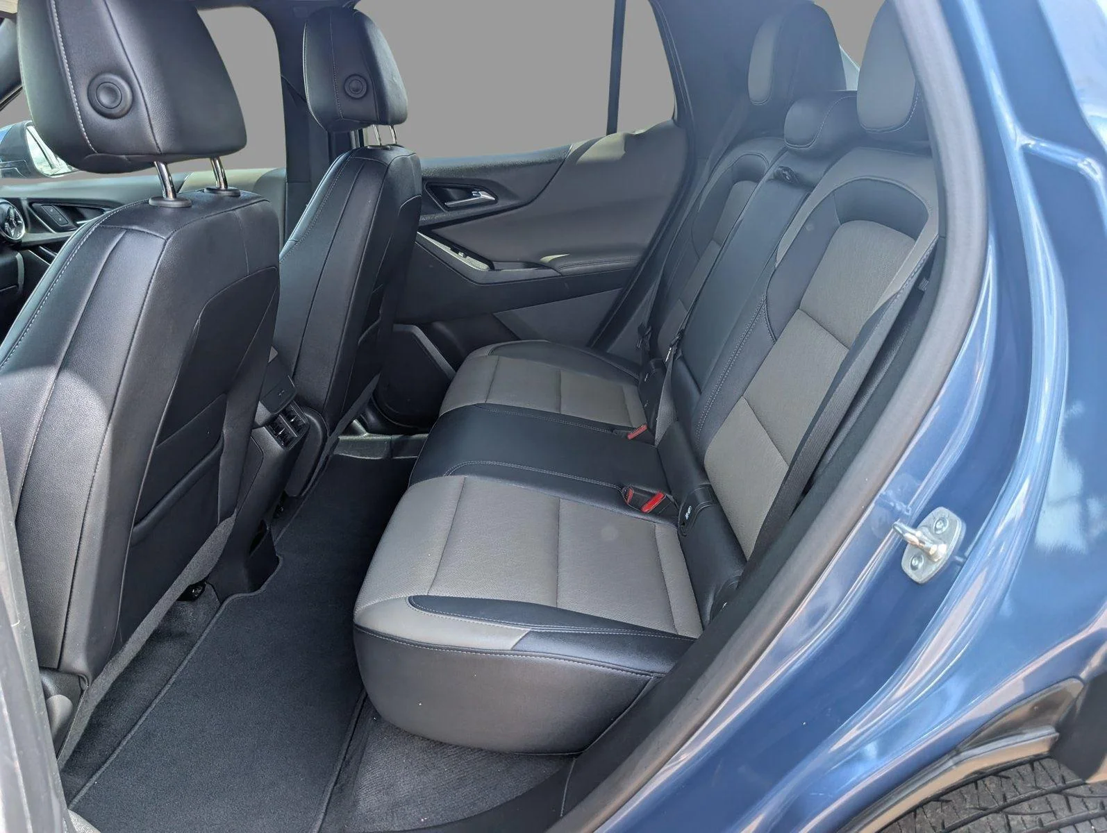 Used 2025 Lakeshore Blue Metallic Chevrolet LT image 31