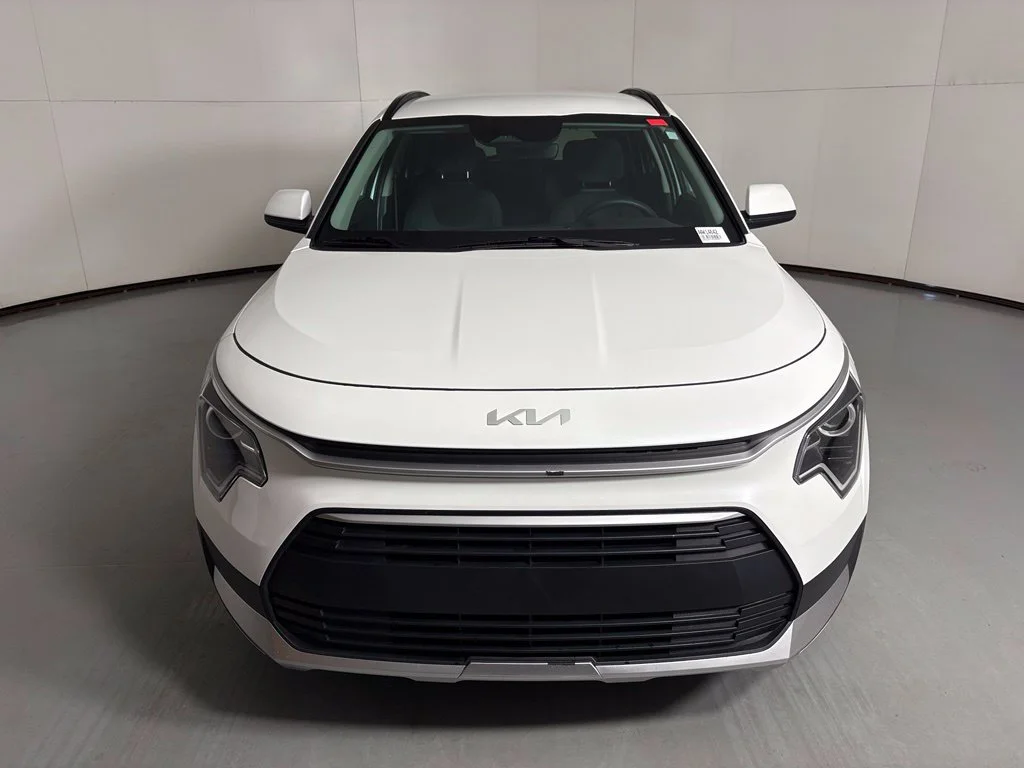 Used 2025 White Kia LX image 3