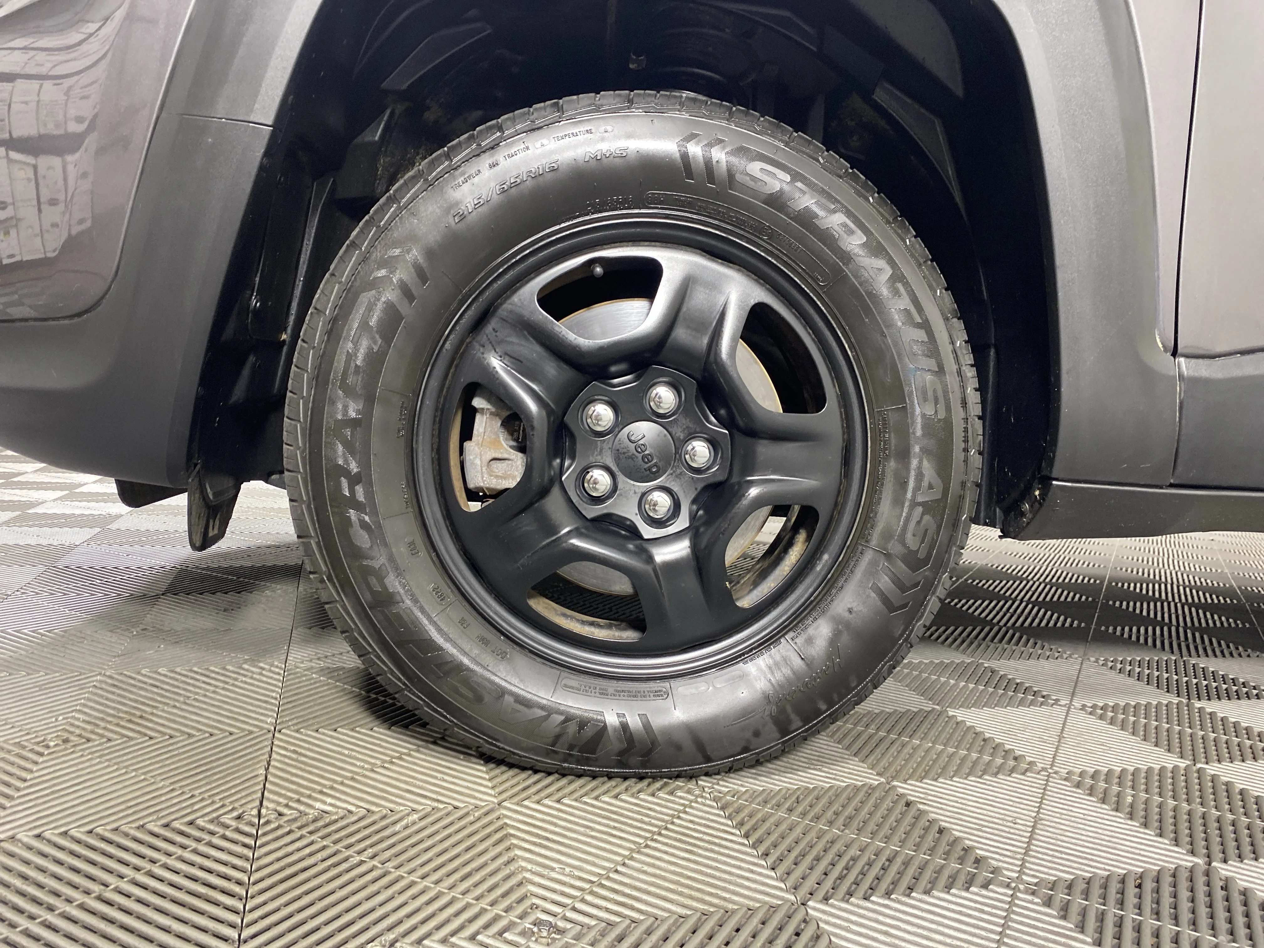 Used 2019 Granite Crystal Metallic Clearcoat Jeep Sport image 12