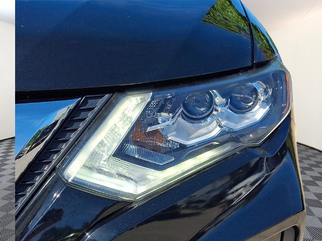Used 2020 Black Nissan SL image 9