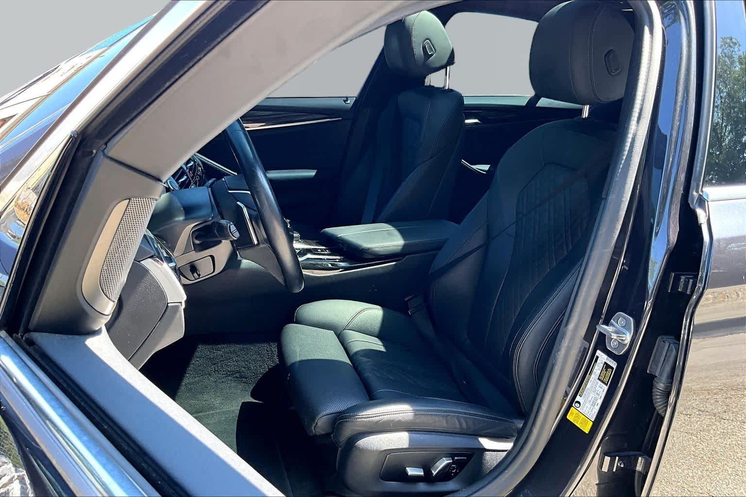 Used 2022 Dark Graphite Metallic BMW 530i image 8