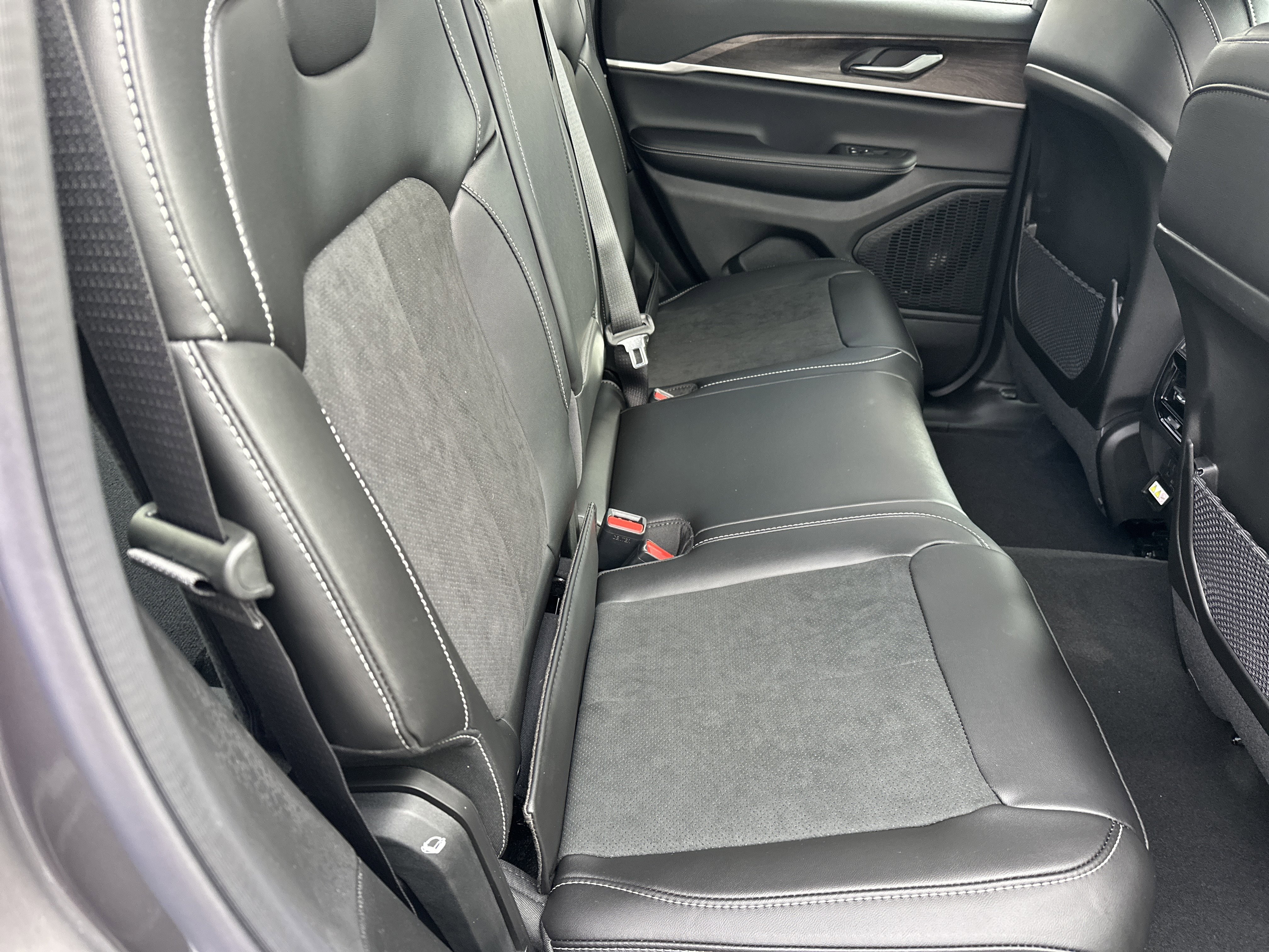 New 2026 Baltic Gray Metallic Clear-Coat Exterior Paint Jeep Laredo Altitude image 16