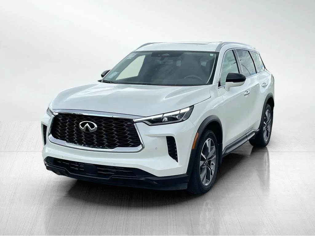 Used 2025 Majestic White INFINITI LUXE image 7
