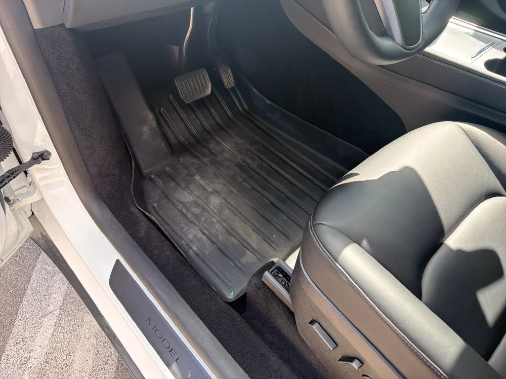 Used 2023  Tesla Standard Range image 17