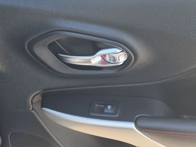 Used 2018 Silver Jeep Trailhawk image 32