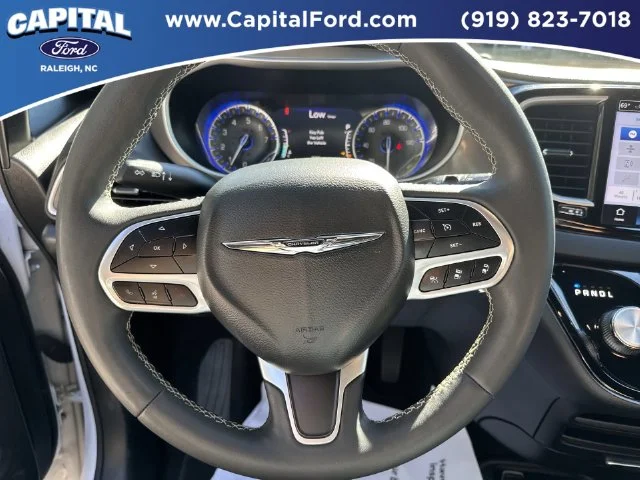 Used 2025 White Chrysler Select image 24