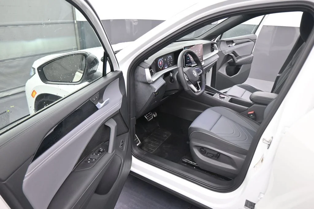 New 2026 White Volkswagen 2.0T SE R-Line Black image 39