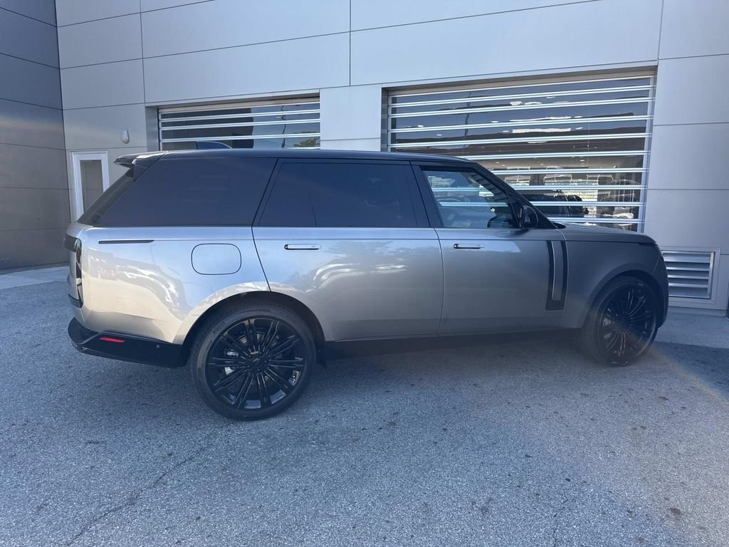New 2026 Flux Silver Ultra Mettalic Gloss Land Rover SE image 8