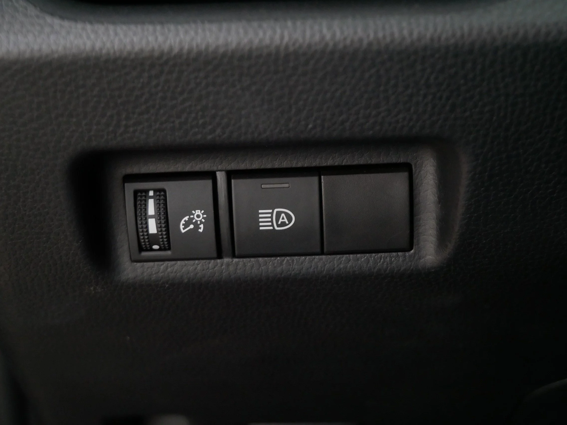 2025 Toyota RAV4 LE - Photo 27