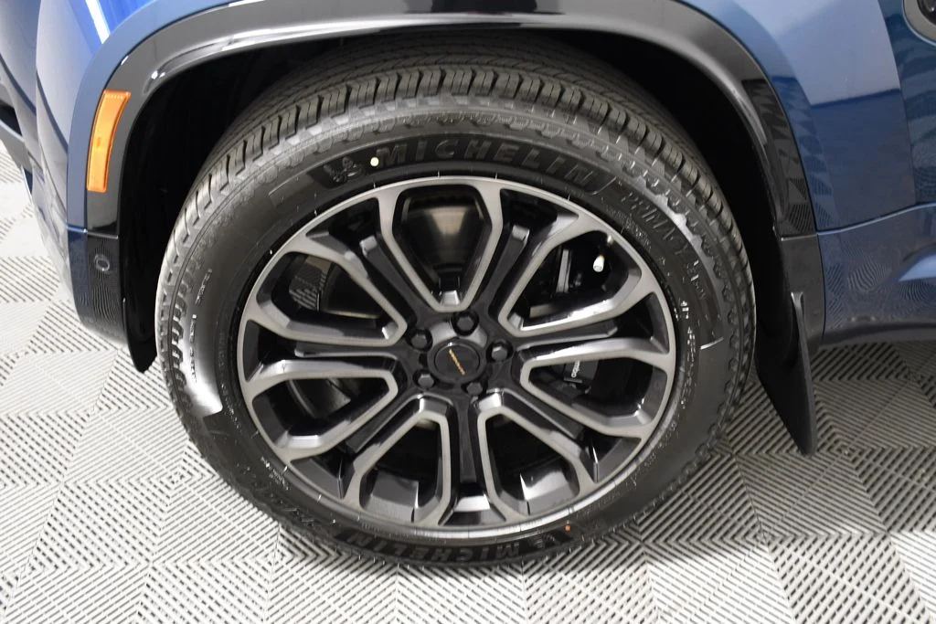 New 2026 Sargasso Blue Land Rover  image 11