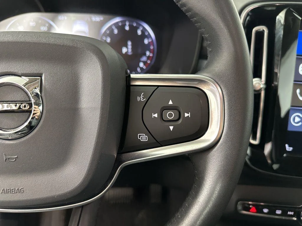 Used 2020 Black Stone Volvo Momentum image 21