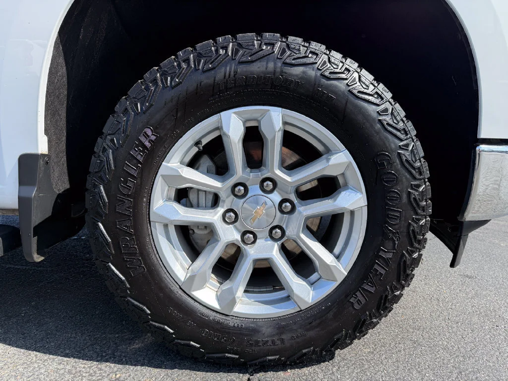 Used 2025 Summit White Chevrolet LTZ image 14