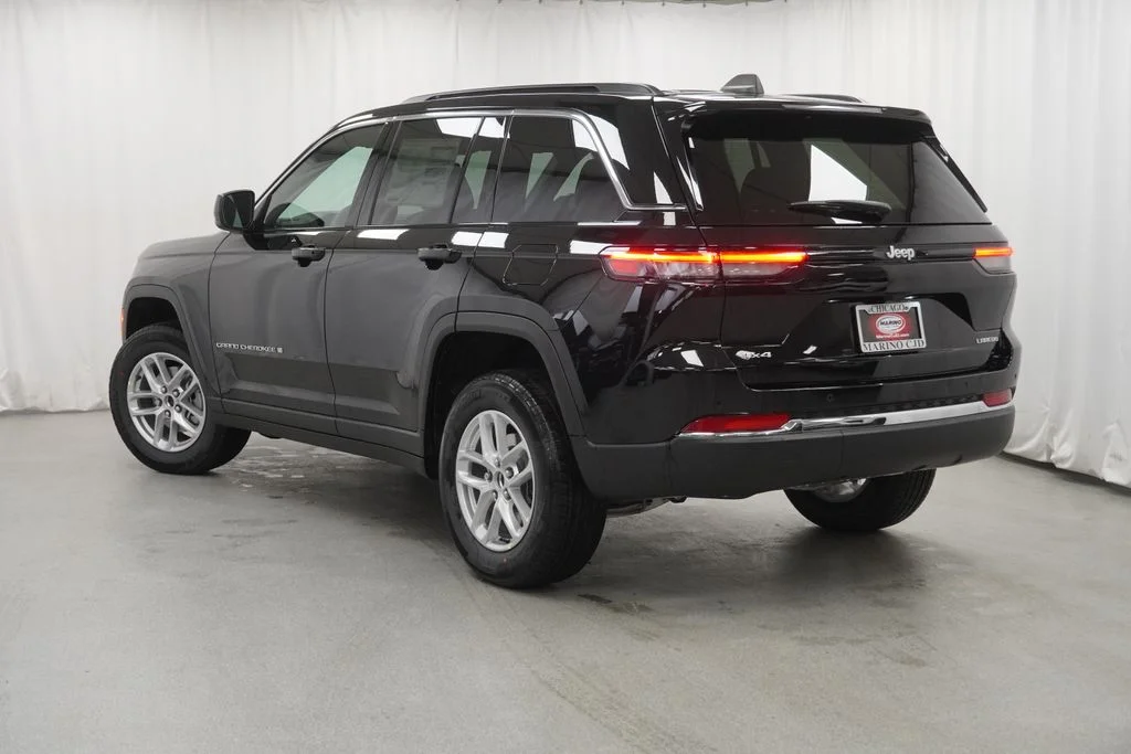 New 2026 Diamond Black Crystal Pearl-Coat Exterior Paint Jeep Laredo X image 13