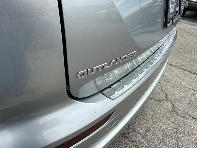 Used 2023 White Mitsubishi SE image 34