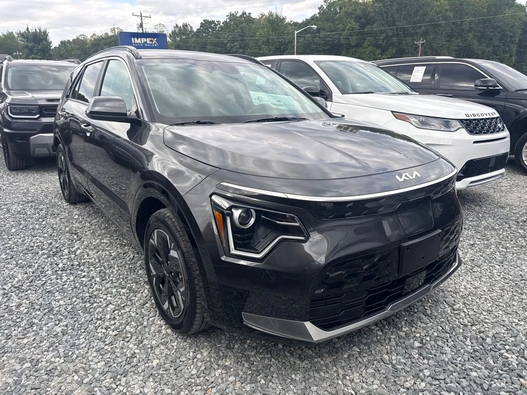 Used 2024 Gray Kia Wind image 2