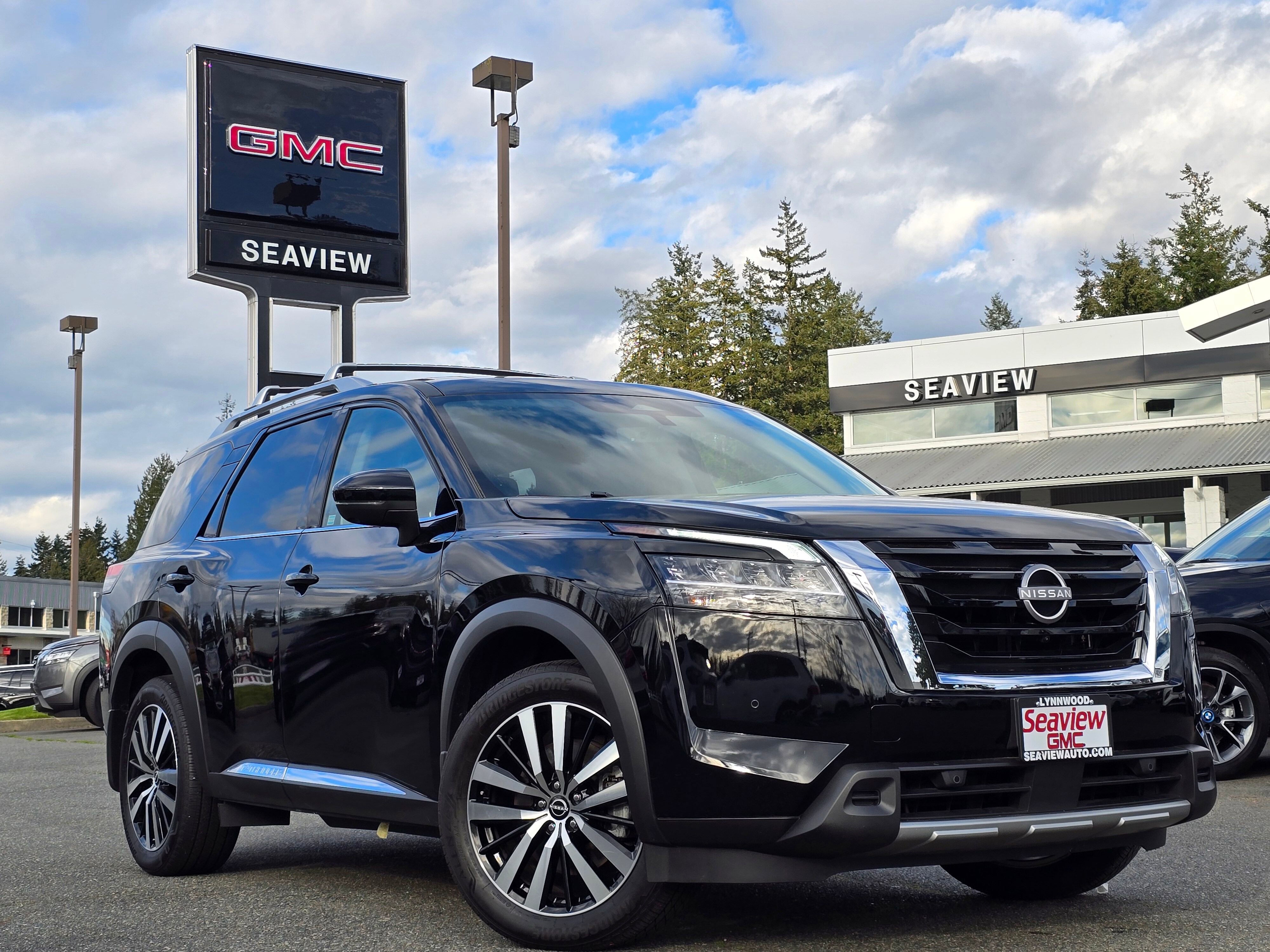 2024 Nissan Pathfinder Platinum 4WD's photo