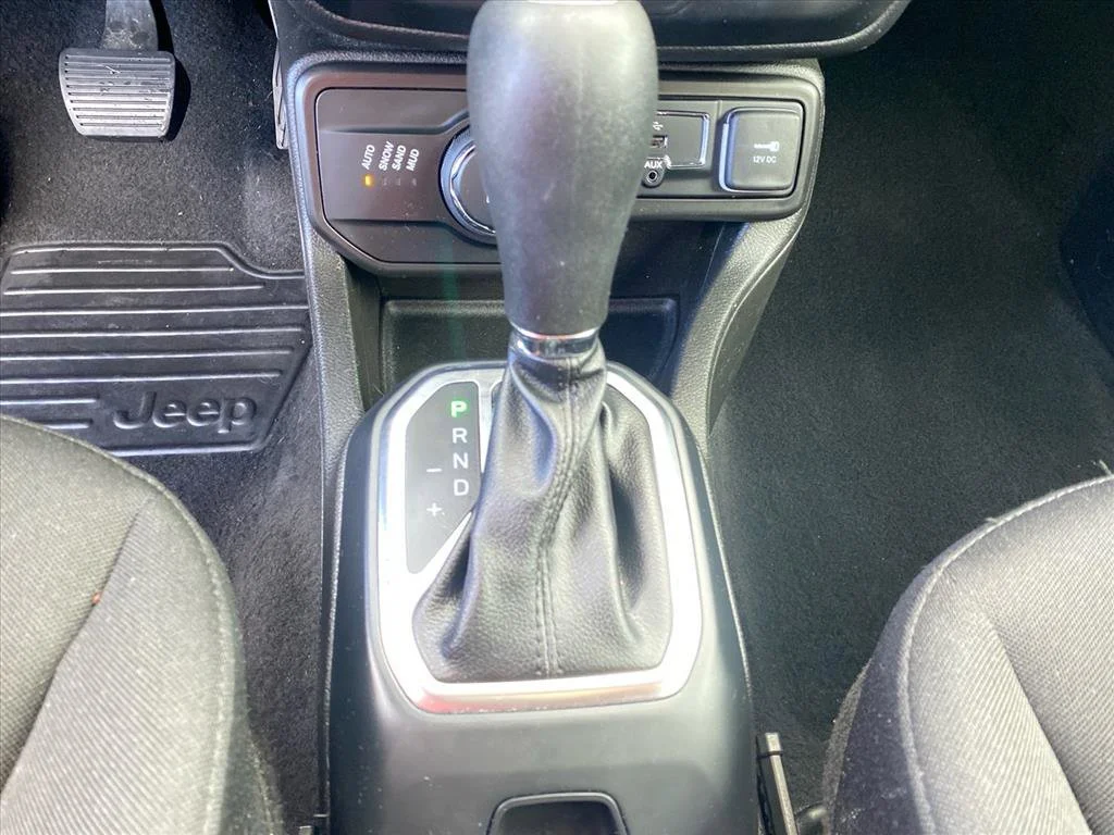 Used 2020 Glacier Metallic Clearcoat Jeep Latitude image 12