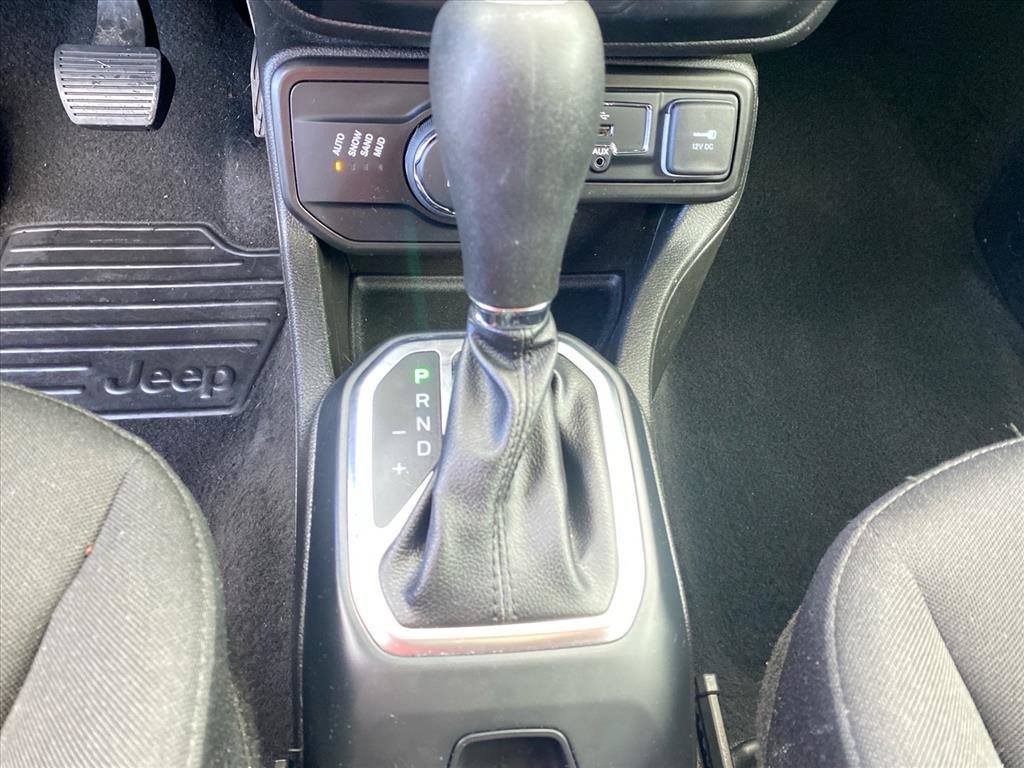 Used 2020 Glacier Metallic Clearcoat Jeep Latitude image 12