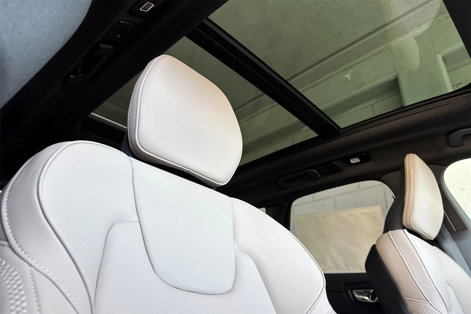 2026 Volvo XC60 Plus - Photo 18