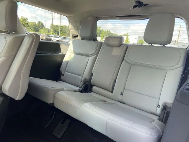 New 2027 Star White Metallic Tri-Coat Ford Platinum image 7