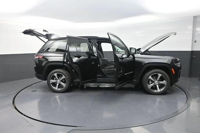 New 2026 Diamond Black Crystal Pearlcoat Jeep Limited image 36