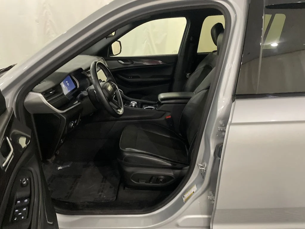 Used 2021 Silver Zynith Jeep Altitude image 12