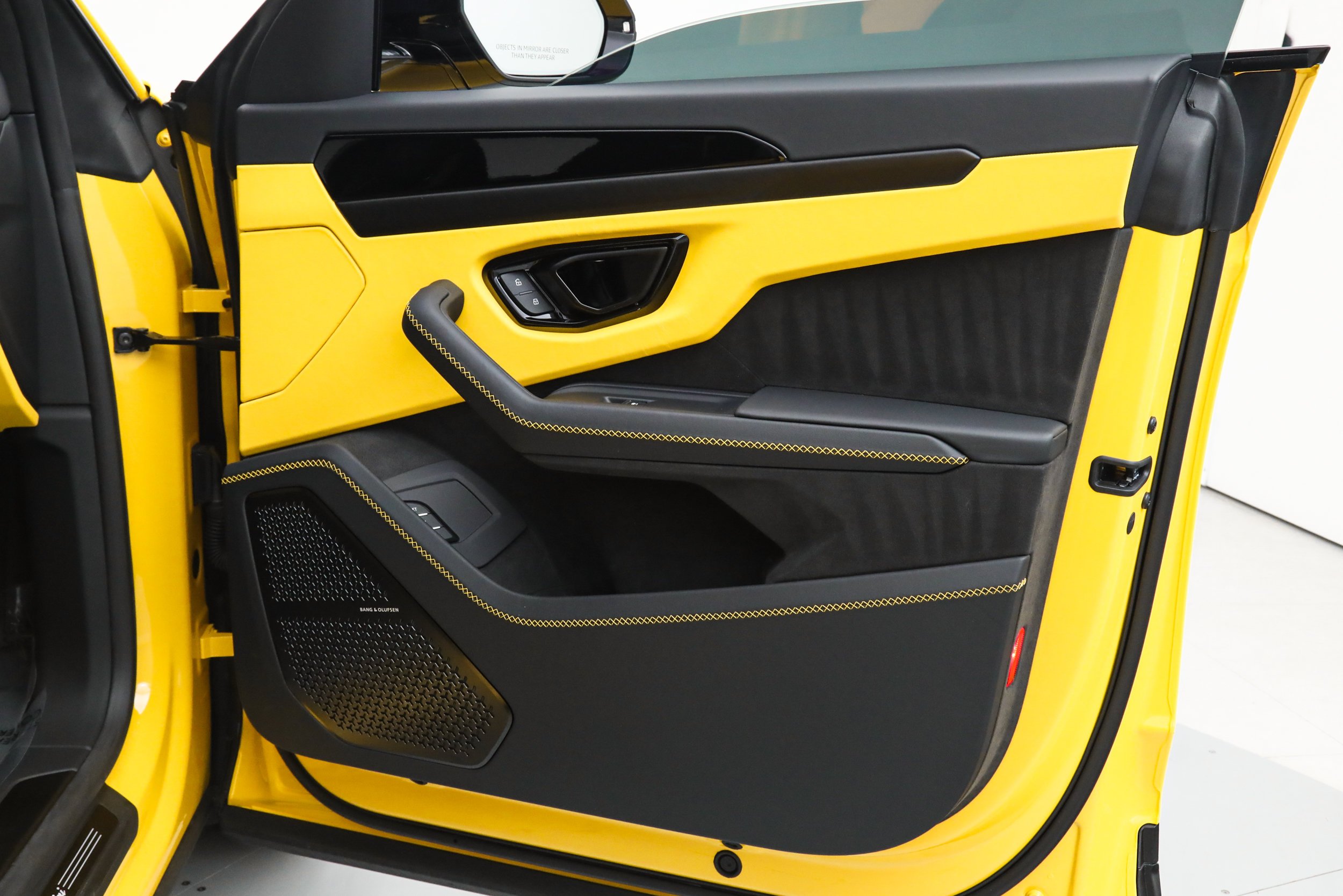 Used 2025 Yellow Lamborghini SE image 14